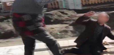 Ağrı&rsquo;da dilencilerin yer kavgası kamerada