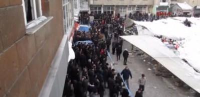 Ağrı'da sebze pazarının &ccedil;atısı kardan &ccedil;&ouml;kt&uuml;
