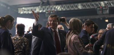 AK Parti kongresinde Davutoğlu'na sevgi seli
