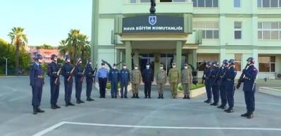 Hulusi Akar ile &ccedil;ocukların g&uuml;ld&uuml;ren sohbeti... Ben kimim? dedi sonra şapkasını fark etti