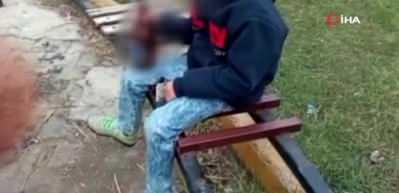 Akılalmaz anlar! K&uuml;&ccedil;&uuml;k &ccedil;ocuğun eline i&ccedil;ki, sigara verip o anları kaydettiler...