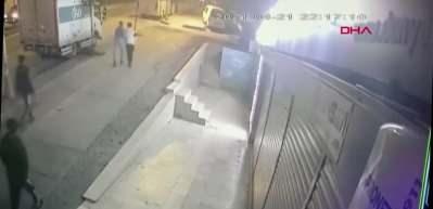 Akılalmaz olay! Sırtından bı&ccedil;aklayıp, kaldırımdan aşağı attılar