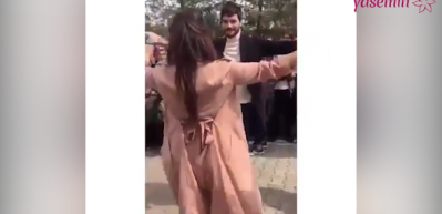 Akın Akın&ouml;z&uuml; sete gelen hayranı ile 