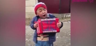 Akordiyon &ccedil;alarken kendinden ge&ccedil;en &ccedil;ocuk