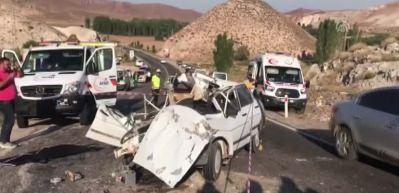 Aksaray'da otomobil tıra &ccedil;arptı: 2 &ouml;l&uuml;, 3 yaralı