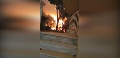 Alevlerin arasında kalan Yunan dehşeti kaydetti