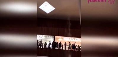 Alışveriş merkezini su basarken sokak m&uuml;zisyenleri ilgin&ccedil; bir şarkı &ccedil;aldı