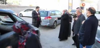 Alkışlarla karşılandılar! Irk&ccedil;ılık gurbet&ccedil;i aileyi T&uuml;rkiye&rsquo;ye kesin d&ouml;n&uuml;ş yaptırdı