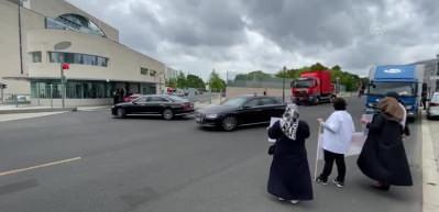 Almanya'da kızı PKK tarafından ka&ccedil;ırılan anne Başbakanlık &ouml;n&uuml;ndeki eylemini s&uuml;rd&uuml;rd&uuml;