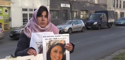 Almanya'da PKK tarafından ka&ccedil;ırılan gen&ccedil; kızın annesi eylem başlattı