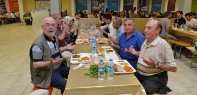 Almanya'da toplu iftar verilen camilere yoğun ilgi