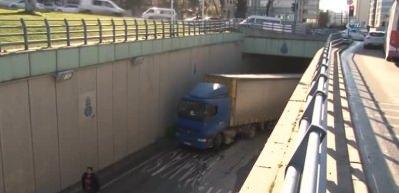 Alt ge&ccedil;itte arıza yapan tır trafiği fel&ccedil; etti