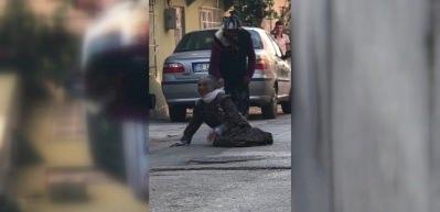 Alzheimer hastası kaynanasını sokak ortasında darp etti