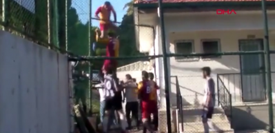 Amat&ouml;r ma&ccedil;ta &ccedil;ıkan kavganın g&ouml;r&uuml;nt&uuml;leri ortaya &ccedil;ıktı