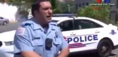 Amerikalı T&uuml;rk k&ouml;kenli polis herkesi ağlattı