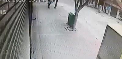 Anne ve &ccedil;ocuğu o trafik canavarından son anda kurtuldu