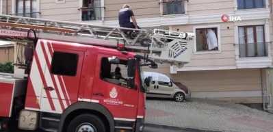 Annelerini odaya kilitleyip evden &ccedil;ıkan k&uuml;&ccedil;&uuml;k &ccedil;ocuklar paniğe neden oldu