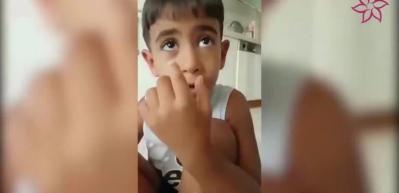 Annesine verdiği &ouml;ğ&uuml;tlerle izleyenleri kırıp ge&ccedil;irdi