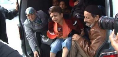 Annesini bırakıp g&ouml;zyaşları i&ccedil;inde araca bindi