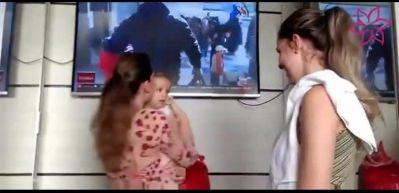 Annesinin ikiz kardeşini g&ouml;r&uuml;nce şaşkına d&ouml;nd&uuml;!