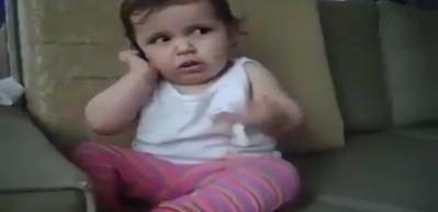 Annesinin taklidini yapan bebek g&uuml;ld&uuml;rd&uuml;