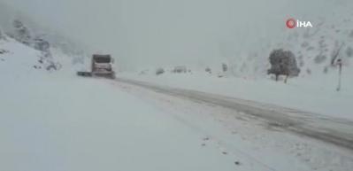 Antalya-Konya karayolunda kar kalınlığı 30 santimetreye ulaştı