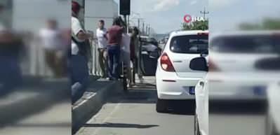 Antalya&rsquo;da trafikte tekme tokatlı kavga