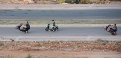 Antalya'da yapımı s&uuml;ren yolda tehlikeli s&uuml;r&uuml;ş kamerada