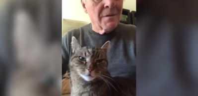 Anthony Hopkins karantina g&uuml;nlerinde kedisiyle piyano &ccedil;aldı