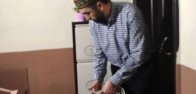 Apartmana kurduğu ses sistemiyle komşularına teravih namazı kıldırıyor