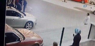 Arabadan inip k&uuml;&ccedil;&uuml;k kızın peşine d&uuml;şt&uuml;! Sonra...