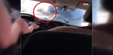 Arabanın &uuml;zerine atladı, camı tek yumrukla par&ccedil;aladı
