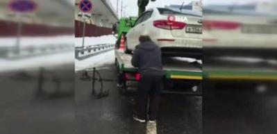 Aracını &ccedil;ekiciden b&ouml;yle kurtardı