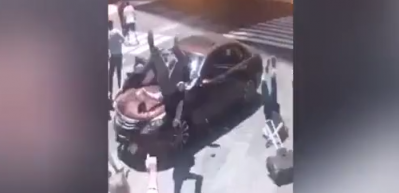 Aracını yayaların &uuml;zerine s&uuml;rd&uuml;! O anlar kamerada