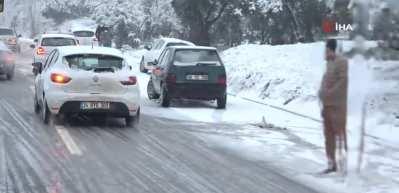 Ara&ccedil;lar karda mahsur kaldı, s&uuml;r&uuml;c&uuml;ler zor anlar yaşadı