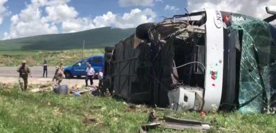 Ardahan&rsquo;da yolcu otob&uuml;s&uuml; devrildi: 1 ağır 6 yaralı
