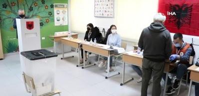 Arnavutluk'ta halk genel se&ccedil;imler i&ccedil;in sandık başında