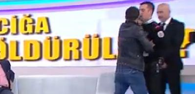 Asker ka&ccedil;ağını canlı yayında g&ouml;zaltına aldılar
