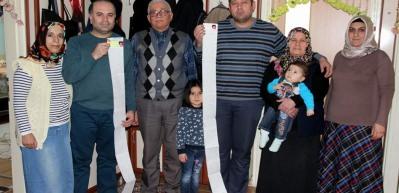 Askerdeki oğullarına 5&rsquo;er metrelik mektup yazmış