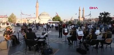 Askeri bandoyu k&uuml;&ccedil;&uuml;k şef y&ouml;netti