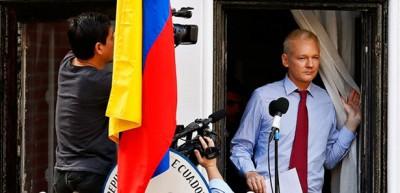 Assange balkondan d&uuml;nyayı tehdit etti!