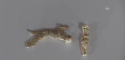 Assos'ta bin 600 yıllık insan ve hayvan fig&uuml;rl&uuml; iki kolye ucu bulundu