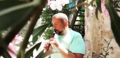 Ata Demirer'den kaval performansı! 