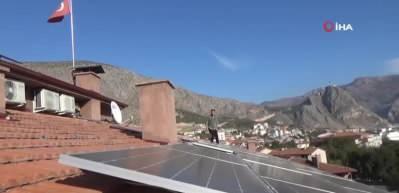 Atanamayan Ahmet &ouml;ğretmen, g&uuml;neş panellerinden elektrik &uuml;retip fazlasını satıyor