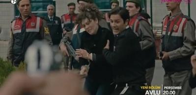 Avlu 17.b&ouml;l&uuml;m fragmanı: Azra ve Deniz ortalığı karıştırıyor...