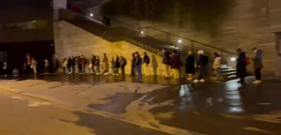 Avrupa &uuml;lkesinde skandal g&ouml;r&uuml;nt&uuml;! &Ouml;ğrenciler a&ccedil; kalmamak i&ccedil;in saatlerce sıra bekledi