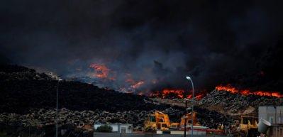 Avrupa'nın en b&uuml;y&uuml;k lastik mezarlığında dev yangın