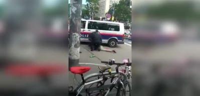 Avusturya'da polis eylemcinin kafasını aracın altına sokup 's&uuml;r' dedi
