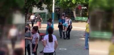 Ayağı kırık &ouml;ğrenci, polislerin kucağında sınava gireceği sınıfa g&ouml;t&uuml;r&uuml;ld&uuml; 