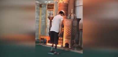Ayasofya Camii'de protez bacaklarıyla namaz kılan gen&ccedil;!